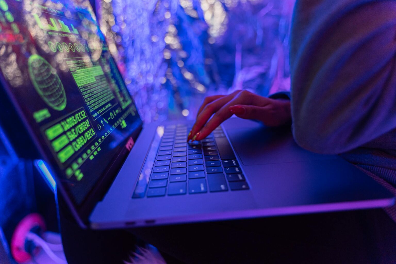 kobieta pisze na klawiaturze laptopa